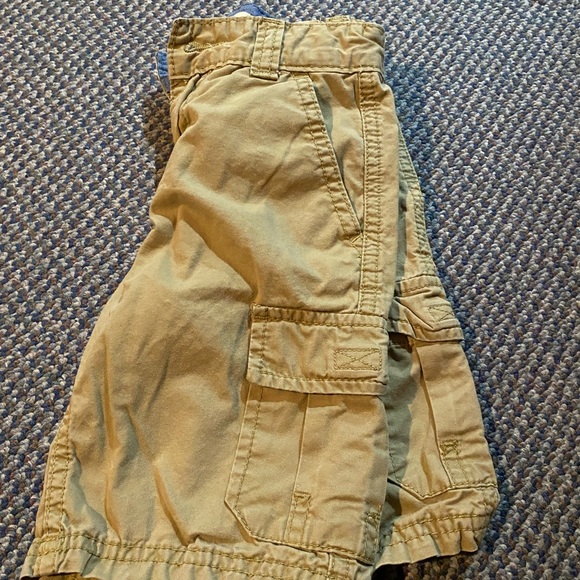 Levi cargo shorts. Sz 4 (3-4 yrs). Khaki color. 2 cargo pockets velcro closure. - Picture 6 of 7